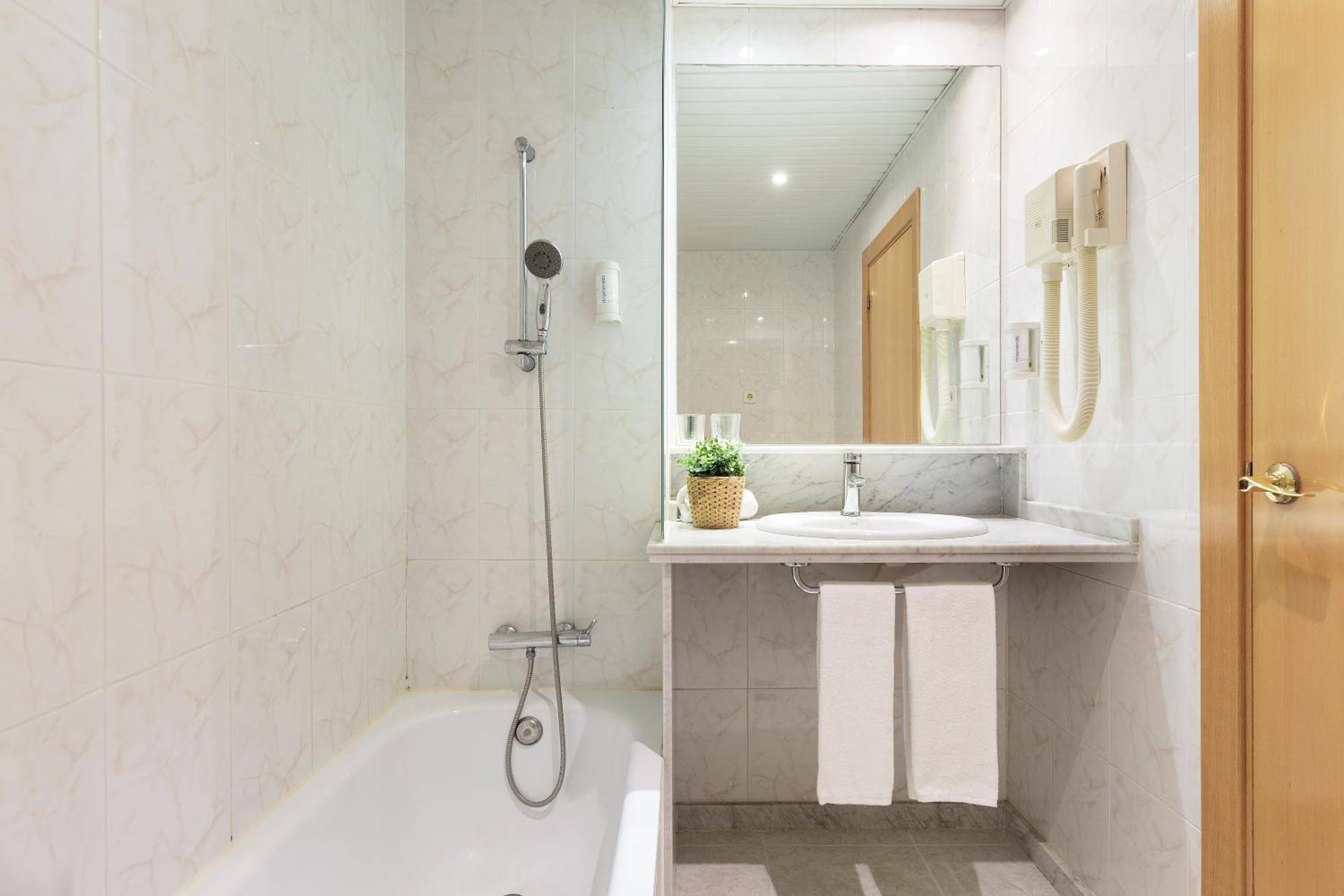 טראגונה Andreas Apartments מראה חיצוני תמונה